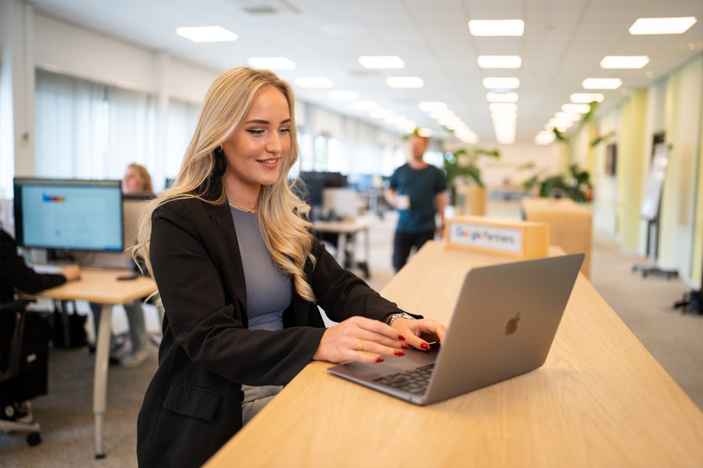 Melissa aan het werk op een laptop