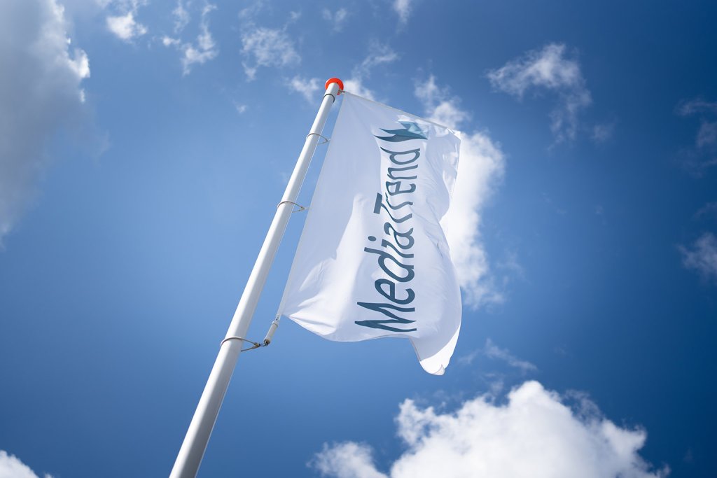 De vlag van MediaTrend aan top.